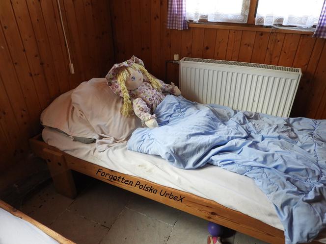 Lalka "śpiąca" w łóżku i urządzenia rehabilitacyjne. Co znajduje się w opuszczonym sanatorium przy polskiej granicy? [ZDJĘCIA]