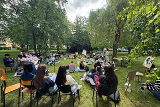 Czytanie na trawie w siedleckim Ekonomiku