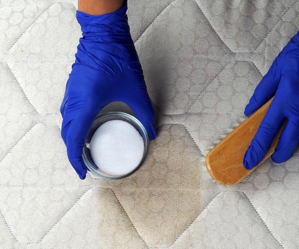 Domowy sposób na czyszczenia materaca. Szybko i skutecznie pozbędziesz się kurzu oraz bakterii