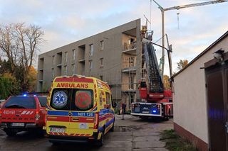 Tajemnicza śmierć na budowie. Ciało mężczyzny między rusztowaniem a ścianą