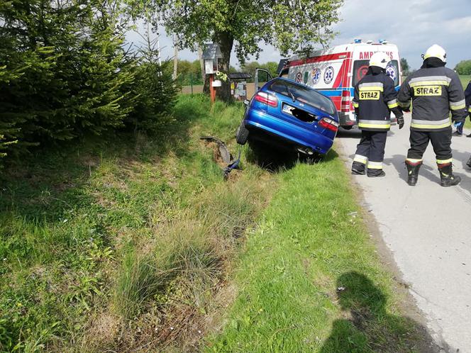 Nissan wylądował w rowie po zderzeniu z volkswagenem. Kolizja w Lubczy