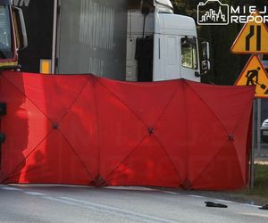 Koszmar w Nasielsku. Wpadł pod ciężarówkę. Pieszy nie miał żadnych szans