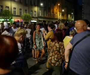 Potańcówka przed Teatrem Śląskim w Katowicach