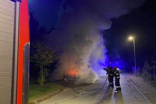Nocny pożar auta w Toruniu. Akcja strażaków na lewobrzeżu
