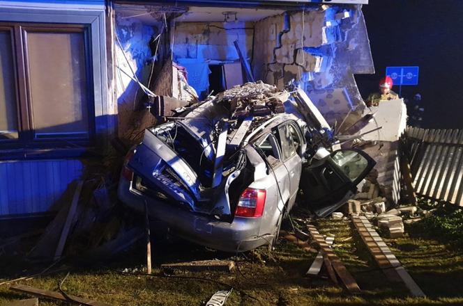 W Stykowie kierowca Audi "wbił" się w dom! Na miejscu policja, straż i wójt gminy