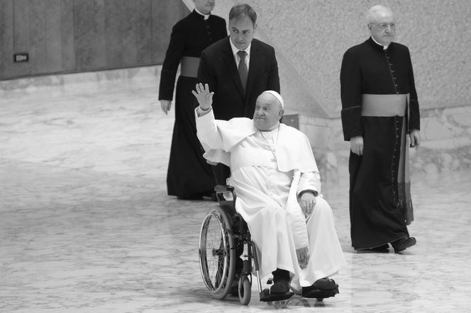 Papież Franciszek nie żyje.
