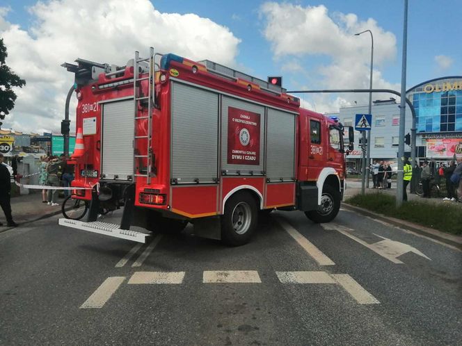 Kolizja na Sokołowskiej w Siedlcach. Jedno auto przewróciło się na bok