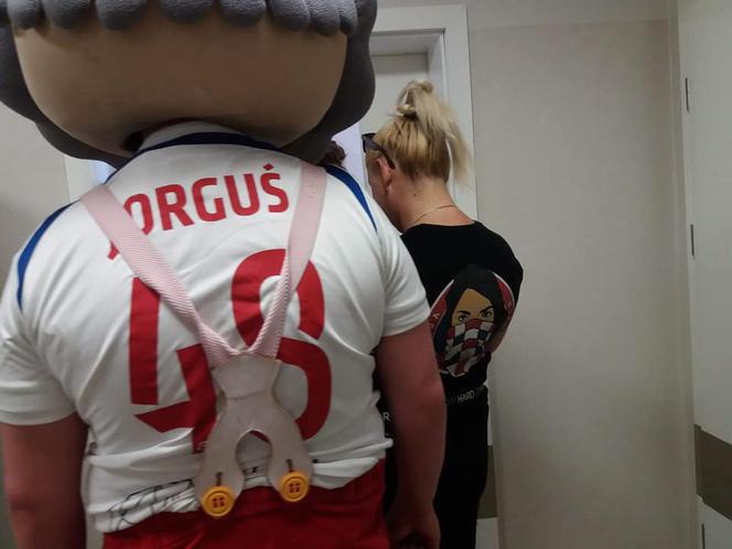 Torcida Girls odwiedziły dzieci z onkologii. Towarzyszył im Szymon Żurkowski [ZDJĘCIA]