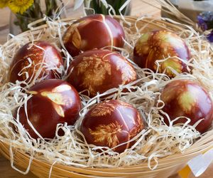 Naturalne barwniki do pisanek - jak przygotować je w domu?