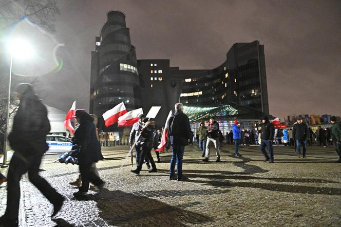 Kolejny dzień protestu przed siedzibą TVP