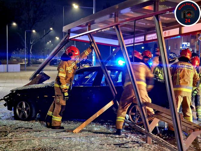 Totalna demolka na Targówku. Bmw rąbnęło w przystanek autobusowy