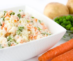 Sałatka jarzynowa – przepis na klasykę, która zawsze smakuje wyśmienicie!