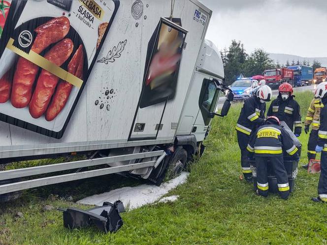 Łososina Dolna. Zderzenie dwóch dostawczaków. Ciężarówka chciała je minąć i skończyła w rowie