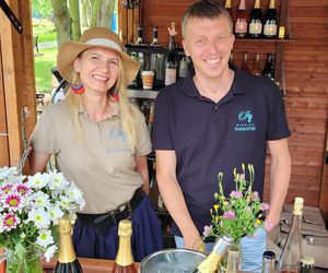 Zbiory 2025. Renata mówi, że na winnicy wietrzy głowę: - Ta bliskość z naturą poprawia moją kondycję nie tylko fizyczną, ale i psychiczną.