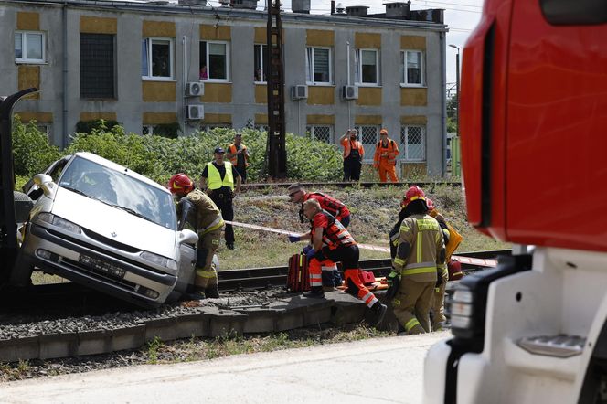 Kontrolowane zderzenie pociągu z osobówką