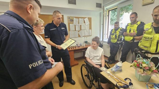 Grudziądz. Policjantka przez rok była w śpiączce, a teraz odwiedziła kolegów. Wzruszające spotkanie