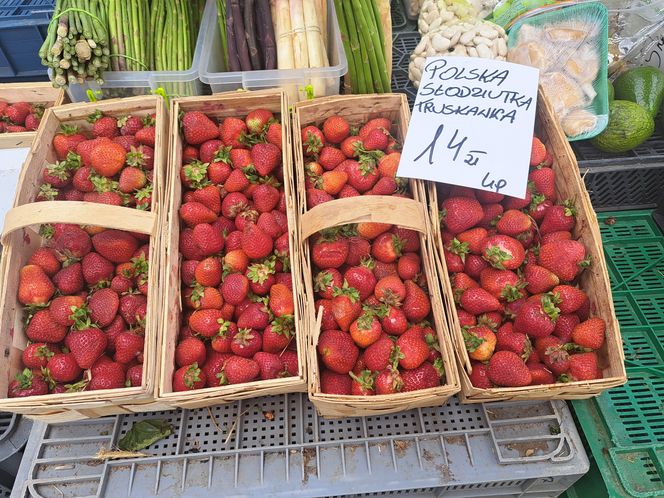 Ceny truskawek na placu Imbramowskim w Krakowie