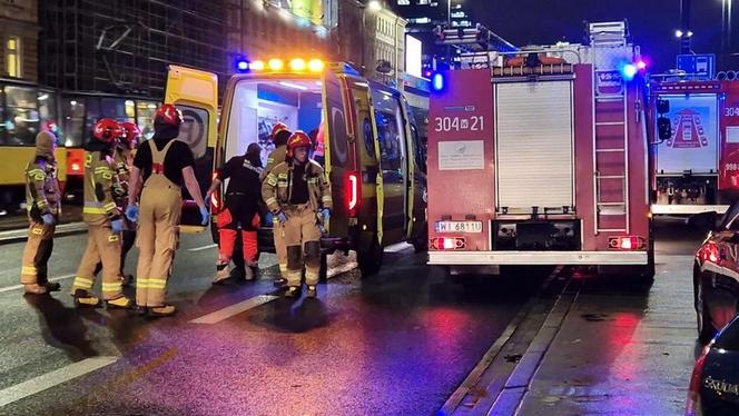  Dramat w centrum. Pieszy wpadł pod rozpędzony pociąg. W stanie krytycznym trafił do szpitala