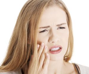 Nadwrażliwość zębów. Domowe sposoby na złagodzenie nadwrażliwości zębów