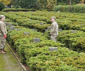 Żołnierze US Army sprzątają groby polskich żołnierzy 