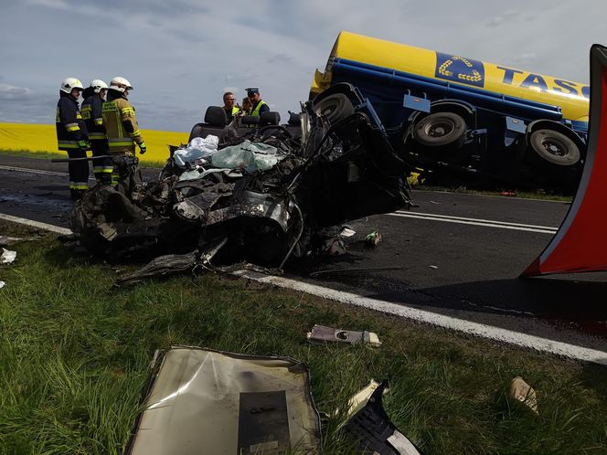 Tragiczny wypadek pod Wągrowcem! Nie żyją dwie osoby, w tym dziecko [ZDJĘCIA]