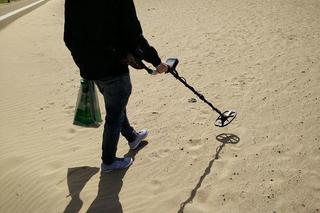 Gdzie w Polsce szukać skarbów? Co można znaleźć i czy to legalne? Wykrywacze metali, złoto i bursztyny