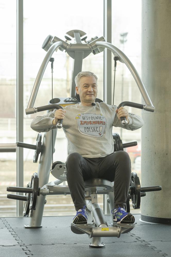 Robert Biedroń ćwiczy na siłowni