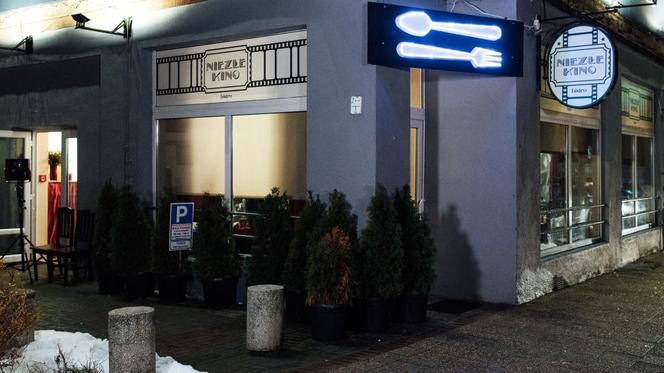 Restauracja Neptun w Gdyni po Kuchennych Rewolucjach to Bistro Niezłe Kino. 