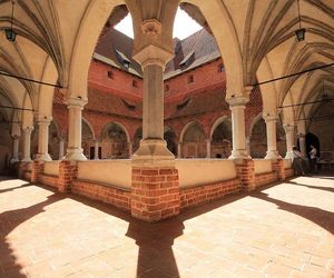   To miasto ma najładniejszy rynek w woj. warmińsko-mazurskim. Zobacz, co mówi AI
