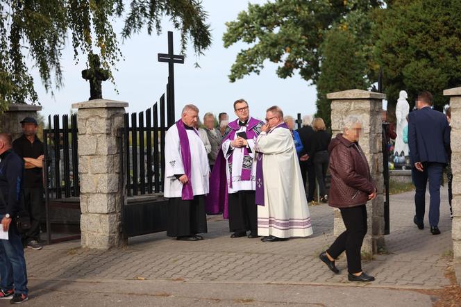 Biały miś obok urny Oliwierka rozrywa serca. Chłopiec zginął z rodzicami w tragicznym wypadku na A1