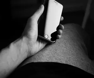 Rowerzysta znalazł na przystanku telefon. Teraz grozi mu rok więzienia