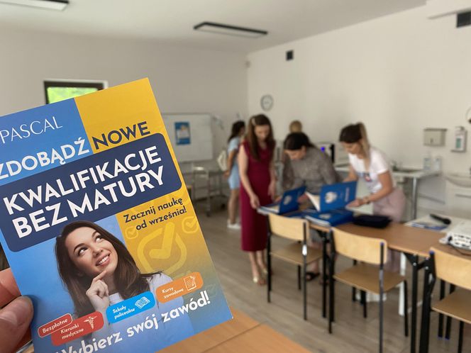 Wakacyjny patrol Eska Summer City w olsztyńskim oddziale Szkoły Policealnej Pascal