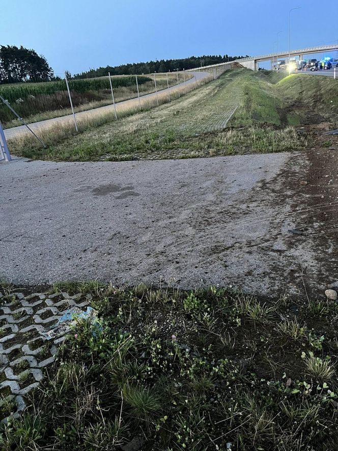 Poważny wypadek pod Łomżą. Bus wypadł z drogi. Wielu poszkodowanych
