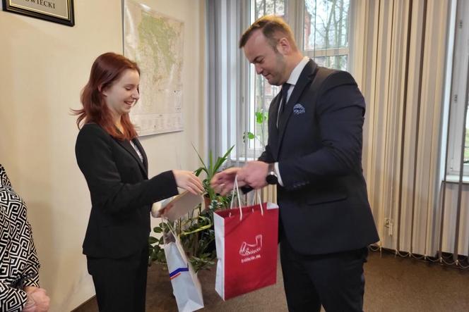 Nastolatka w drodze ze szkoły zobaczyła mężczyznę z kablem zaciśniętym na szyi. Przy nim leżał nóż