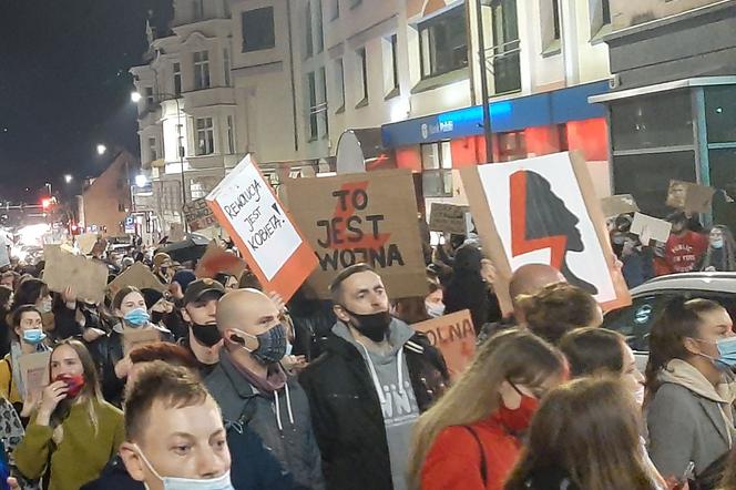 Protesty kobiet w Olsztynie. Policja wlepia mandaty za brak maseczek  