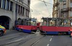 Bydgoszcz. Tramwaj wykoleił się i uderzył w budynek. Ogromne utrudnienia w ruchu [ZDJĘCIA]. 