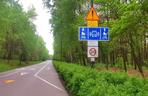 Blees BB-1 jeździ po głównej alei w parku