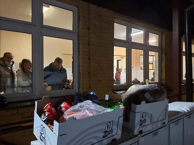 Nie mogą chodzić na mecze, ale wciąż zajmują się pomaganiem. Dziewczyny z Torcida Girls tym razem wsparły ogrzewalnę dla bezdomnych [ZDJĘCIA]
