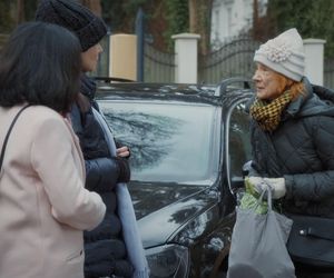 M jak miłość, odcinek 1868. Kinga (Katarzyna Cichopek), Marysia (Małgorzata Pieńkowska), pani Ola (Ewa Kolasińska)