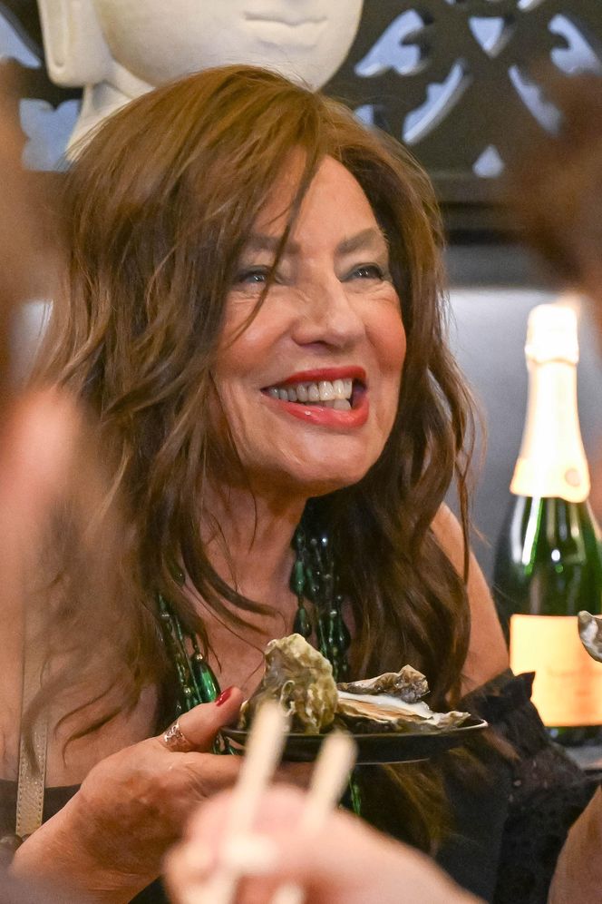 Agnieszka Perepeczko je, pije i tańcuje w środku nocy