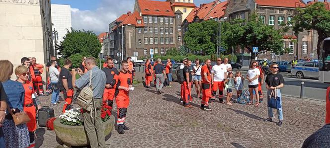 Protest ratowników medycznych w centrum Katowic. Domagają się podwyżek, zablokowali główną ulicę miasta [ZDJĘCIA]