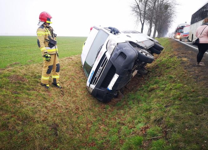 Krzywizna: Wypadek na DK 11. W busie niepełnosprawne dzieci. Są ranni! [ZDJĘCIA]