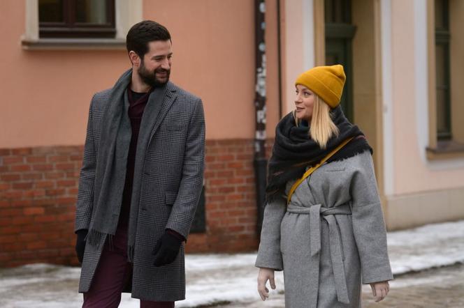Pierwsza miłość. Wojtek (Grzegorz Daukszewicz), Emilka (Anna Ilczuk)