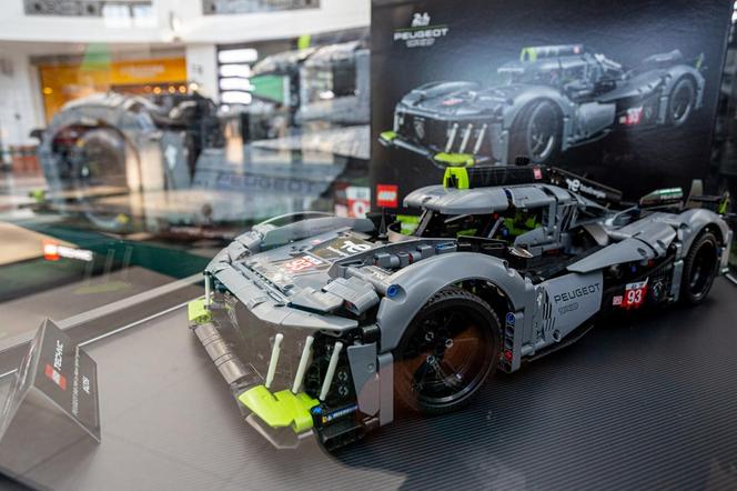 LEGO Technic Peugeot 9x8 Hybrid Hypercar