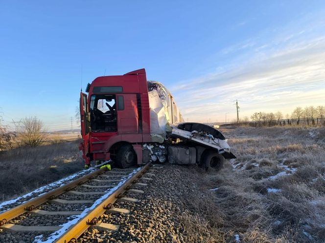   Tir zderzył się z pociągiem osobowym. Trasa kolejowa Ełk-Białystok zablokowana