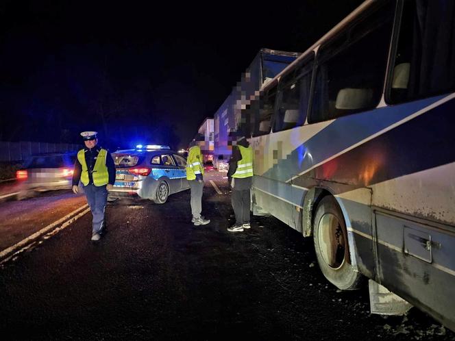  Autobus wbił się w stojaca na poboczu cięzarówkę