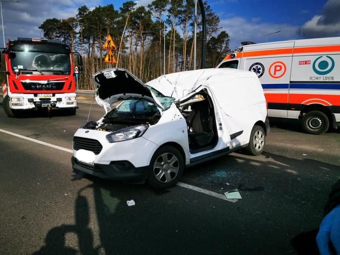 Samochód dostawczy zderzył się z koparką. Jedna osoba trafiła do szpitala