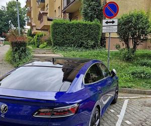 Kierowcy w Tarnowie notorycznie parkują na zakazie postoju. Jakie grożą za to kary?