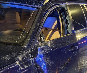 Auto rosyjskiej ambasady dachowało w Warszawie! Odłamki uszkodziły inne pojazdy