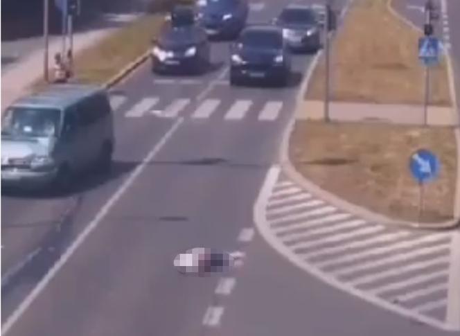 Bus potrącił kobietę. Było wielu świadków, ale długo nikt nie reagował!